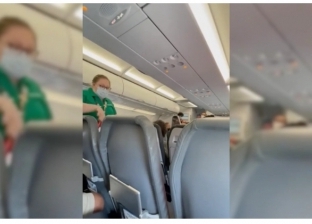 طرد سيدة من على متن طائرة بسبب عدم ارتداء الكمامة.. والركاب يصفقون