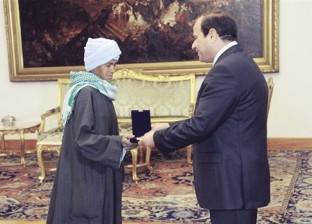 السند.. تكريم رئاسي للحاجة صيصة بعد شقاء 43 عاما (فيديو)