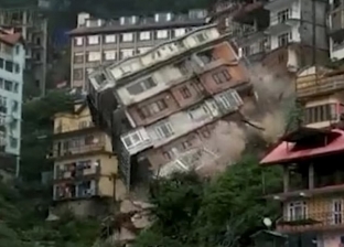 مشاهد مرعبة.. سقوط مبنى من 8 طوابق في انهيار أرضي مفاجئ بالهند «فيديو»