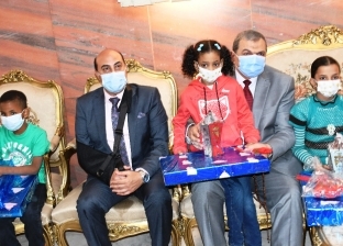 وزير القوى العاملة ومحافظ أسوان يوزعان «فوانيس رمضان» على الأطفال الأيتام