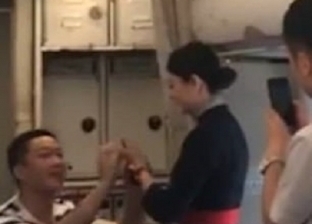 بالفيديو| مضيفة طيران تفقد وظيفتها بعد طلب حبيبها الزواج أثناء العمل