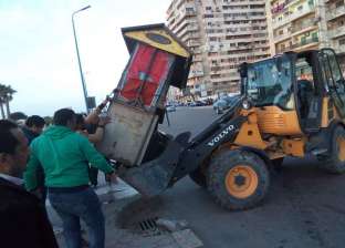 إزالة عربات الطعام بكورنيش الإسكندرية لمنع انتشار كورونا