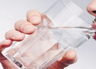 ماذا يحدث للجسم في حالة عدم شرب المياه بكميات كافية؟.. طبيب يجيب