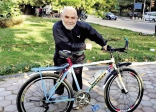 "عم سيد" يجدد شبابه بركوب الدراجات: كل مشاويري بالعَجَلة