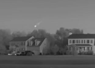 كرة نارية ضخمة تظهر في سماء أمريكا.. يُرجح أنها نيزك اقترب من الأرض (فيديو)