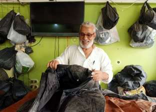 «مصطفى» يبدع في صناعة الجاكيت الجلد.. رحلة مهنة بدأت منذ 30 عاما