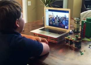 بالفيديو| طفل أمريكي يحقق حلمه بالسفر إلى أوغندا للعب مع أطفالها
