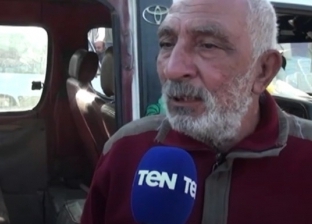 سائق ميكروباص ينقل أصحاب المعاشات مجانا في السويس: الرزق بيزيد