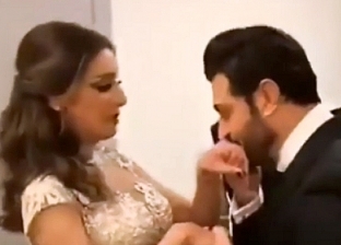 بالفيديو| بعد نجوى كرم ونوال الزغبي.. ماجد المهندس يقبّل يد أنغام