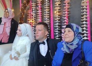 زفة سيارات وجلسة تصوير.. أهالي العريش يحتفلون بزفاف عروسين من قصار القامة