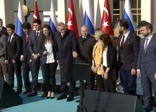 بالفيديو| أردوغان يطلب من فتاة الوقوف بجواره في صورة مع بوتين