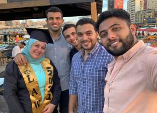 4 شباب يحتفلون بتخرج والدتهم وحصولها على ليسانس حقوق