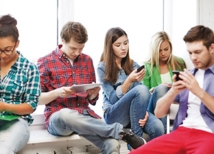 3 ساعات كافية للاكتئاب.. عقول المراهقين في خطر بسبب "فيسبوك"