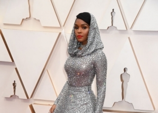 صور.. مغنية أمريكية ترتدي الحجاب وفستانا من الكريستال بحفل الأوسكار 