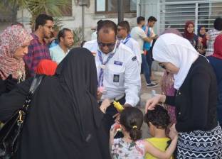 "الكشافة البحرية" بالسويس توزع حلوى على المواطنين في ساحات صلاة العيد