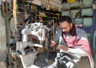 «روماني» ورث مهنة جده: خريج تجارة يعمل في صناعة وإصلاح الأحذية