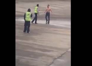بالفيديو| رجل عار يثير الهلع في أحد مطارات الولايات المتحدة