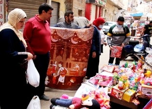 أسرة مسيحية تصنع زينة وفوانيس رمضان بالمحلة: شهر بيفرحنا كلنا