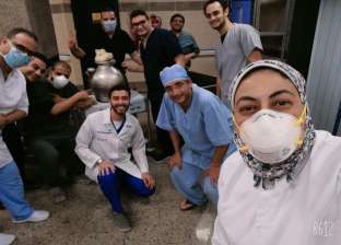 أجواء رمضانية قبل السحور.. أطباء عزل أبوتيج بـ"قدرة فول" داخل المستشفى