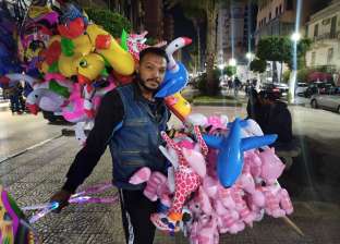 بائع الفرح.. «محمد» يجوب شوارع الإسماعيلية في ليالي رمضان