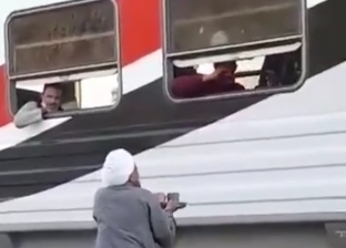 صعيدي يروي عطش ركاب قطار بمجرد وقوفه: «مين هيشرب» (فيديو)