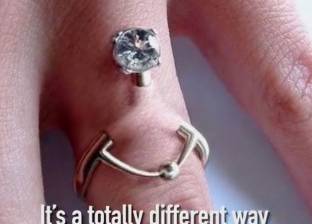 بالفيديو| "ثقب الإصبع".. طريقة جديدة في ارتداء خاتم الزواج