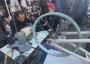 «بدال العجلة» لمواجهة أزمة الكهرباء.. حيلة أهل غزة لتشغيل ماكينات الخياطة
