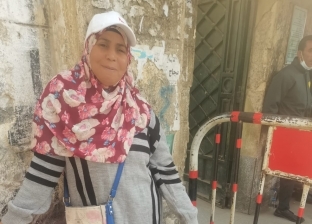 «سوزان» تحارب البطالة ببيع السندويتشات للطلبة أمام جامعة القاهرة