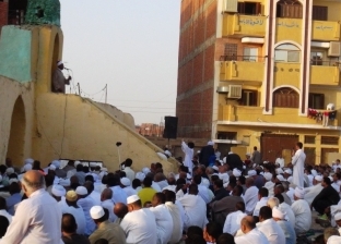 الآلاف يؤدون صلاة العيد في أسوان