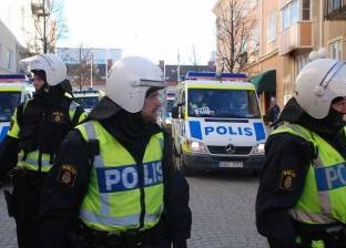 مسلمة تتلقى مئات رسائل التهديد لرفضها مصافحة رجال في السويد