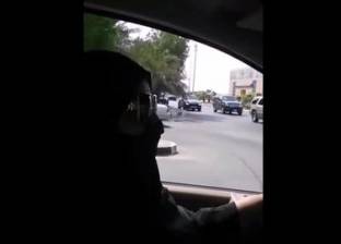 بالفيديو| امرأة سعودية تقود سيارة بالمخالفة للقانون بعد خلاف مع السائق