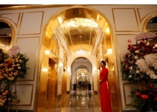 الحمام مُطلى بالمعدن الأصفر.. افتتاح أول فندق مُنشأ من الذهب الخالص