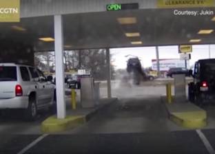 بالفيديو| سيارة تقفز فوق أخرى في حادث غريب