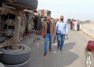 انقلاب سيارة نقل ثقيل وغلق الطريق الإقليمي في المنوفية (صور)