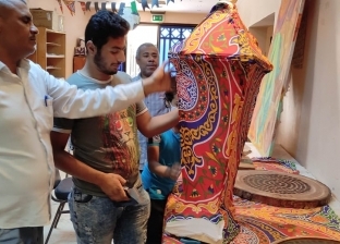 قبطي يشرف علي ورشة لتصنيع فوانيس رمضان بثقافة قوص