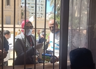 مدير وسط الإسكندرية توزع حلوى على كبار السن وموظفي البريد