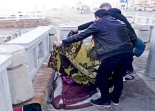 "شباب الخير" توزع 120 بطانية على المشردين بشوارع الإسكندرية