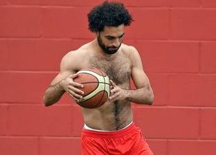 بالصور| محمد صلاح لاعب كرة «سلة» في ليفربول
