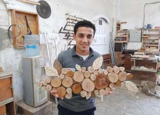 «حسام» يصنع منحوتات فنية على الأخشاب بعد بتر أصابعه: الإعاقة حافز ليا