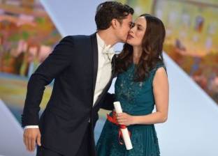 حملة فرنسية تدعو لمنع تقبيل الرجال للنساء.. "حان الوقت للتغيير"