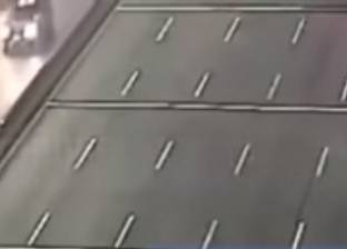 بالفيديو| نجاة سائق بـ"أعجوبة" من حادث سير مروع