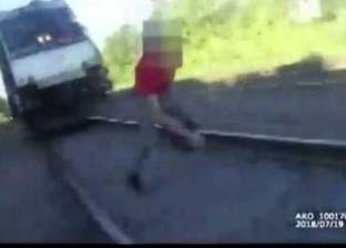 بالفيديو| لحظة إنقاذ رجل من موت محقق تحت عجلات القطار