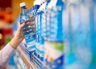 الغرف التجارية تحذر من عبوات مياه معدنية «مجهولة المصدر» بالأسواق
