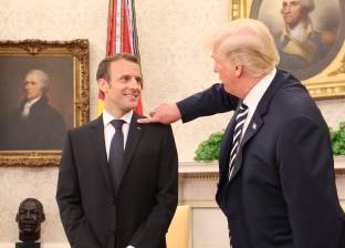 بالفيديو| ترامب يزيل "قشرة رأس" من على كتف الرئيس الفرنسي