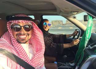 مواطن سعودي يعلم زوجته قيادة السيارة: استعدادا للنظام