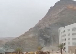 فيديوهات مرعبة من إعصار شاهين.. انهيار جبلي وحصار للمواطنين
