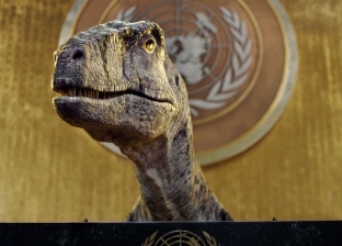 بصوت «جاك بلاك».. روبوت ديناصور يقتحم قاعة بالأمم المتحدة: «أنتم أمام كارثة»