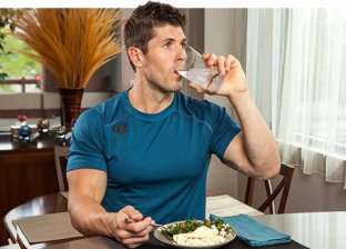 شرب الماء في أثناء الأكل وبعده.. هل يفيد الجسم أم يضره؟