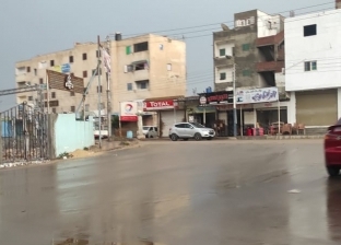 سقوط أمطار على مدينة الغردقة.. وإدارة المرور تحذر قائدي السيارات