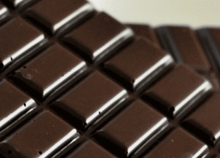 باحثون يكشفون تأثير تناول الشوكولاتة على الرؤية
